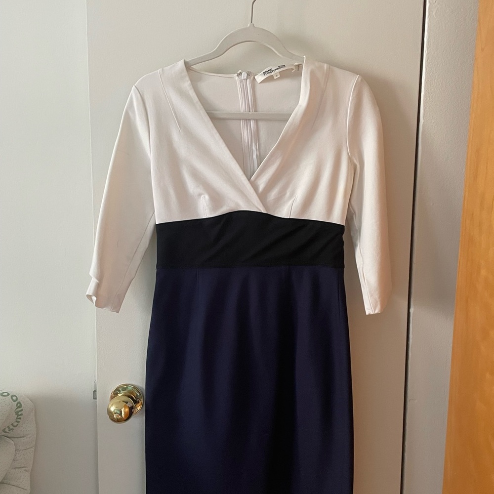 Diane Von Furstenberg Black, White and Navy Sheath Dress V-Neck 3/4 Sleeve